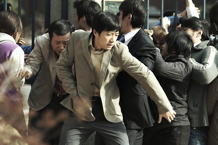 Kim Myung Min dalam film fiksi ilmiah thriller, Deranged (2012).