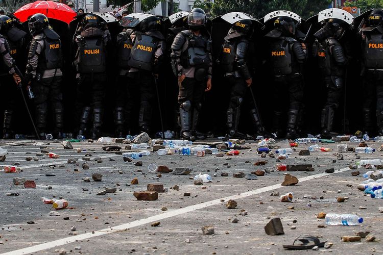 Kericuhan terjadi saat demonstrasi menolak UU Cipta Kerja di kawasan Istana Negara, Jakarta, Kamis (8/10/2020).