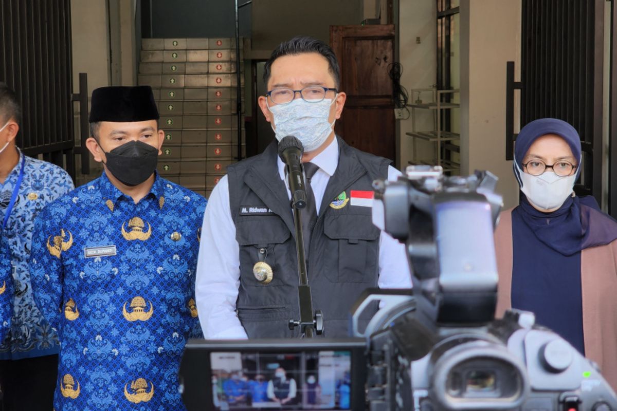 Gubernur Jawa Barat Ridwan Kamil saat ditemui di SMKN 2 Bandung, Jawa Barat, Selasa (17/5/2022).
