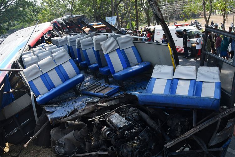 Petugas menggunakan mobil derek untuk mengevakuasi bus yang rusak akibat bertabrakan di Geneng, Ngawi, Jawa Timur, Kamis (31/8/2023). Menurut data rilis Polres Ngawi pada Kamis (31/8) pukul 12.00 WIB, kecelakaan bus Eka jurusan Yogyakarta-Surabaya yang bertabrakan dengan bus Sugeng Rahayu jurusan Surabaya-Yogyakarta karena kedua sopir menghindari penyeberang jalan itu mengakibatkan tiga orang tewas (2 sopir dan warga penyeberang jalan), serta 17 penumpang dari kedua bus mengalami luka.