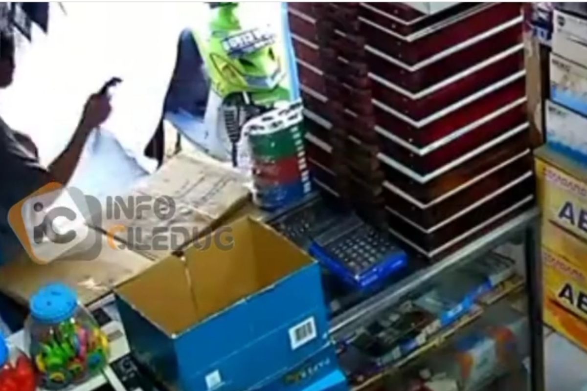 Tangkapan rekaman CCTV, seorang pria memalak penjaga sebuah toko yang berlokasi di  Meruya Utara, Kembangan, Jakarta Barat dengan sebuah golok pada Senin (26/4/2021).