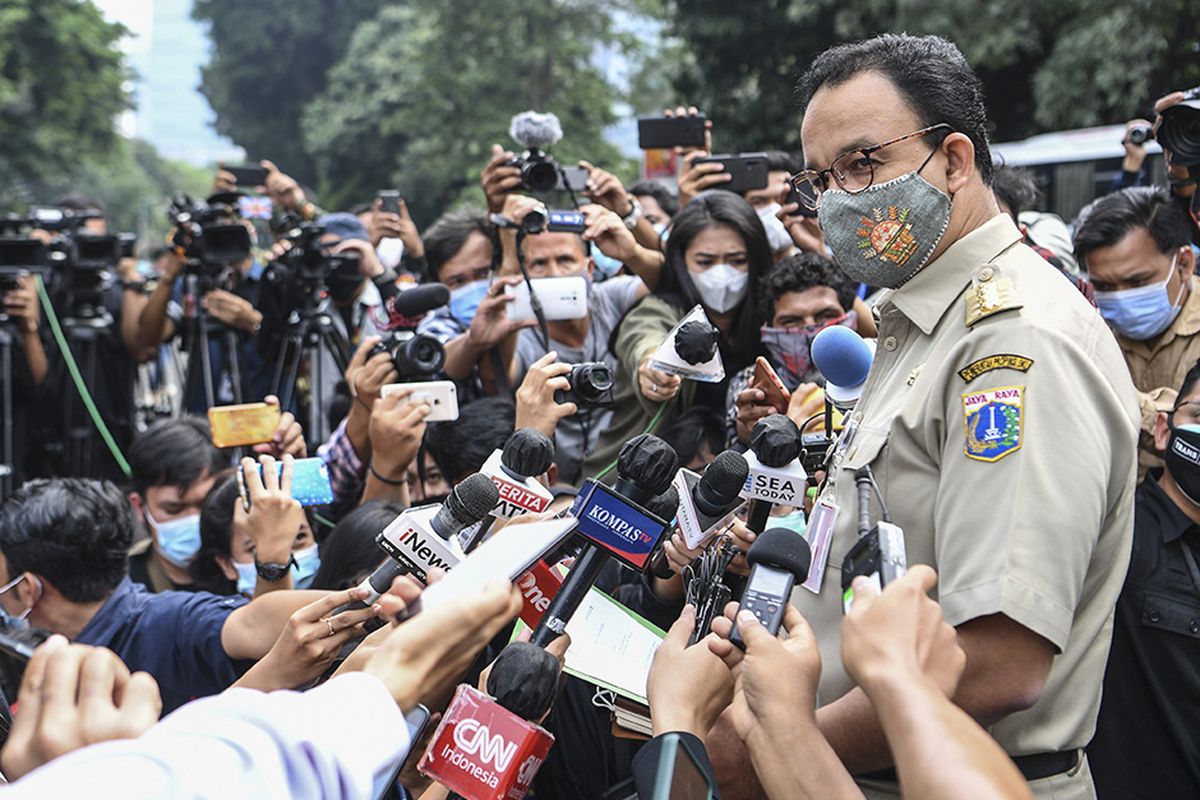 Gubernur DKI Jakarta Anies Baswedan memberikan keterangan kepada wartawan saat tiba di Mapolda Metro Jaya, Jakarta, Selasa (17/11/2020). Gubernur DKI Jakarta Anies Baswedan dipanggil pihak kepolisian untuk dimintai keterangan terkait pelanggaran protokol kesehatan pada acara Maulid Nabi di Petamburan, Jakarta Pusat yang menimbulkan kerumunan.