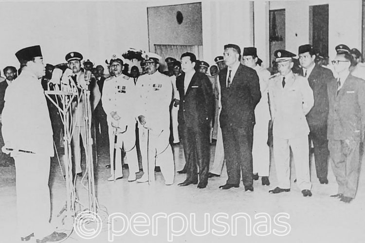 Presiden Soekarno melantik Kabinet Dwikora yang disempurnakan (kabinet 100 menteri)