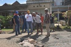 Wali Kota Metro Lampung Timbun Sementara Jalan Berlubang dengan Bebatuan Saat Arus Mudik