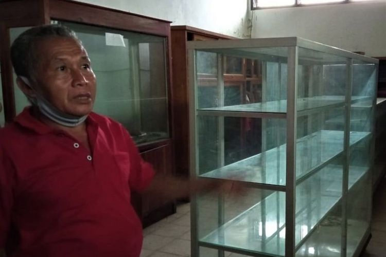 Salah serorang petugas museum menunjukan lemari kaca yang kosong usai benda etnografis dicuri di Museum Provinsi Sulawesi Tenggara, Rabu (27/01) di kota Kendari.