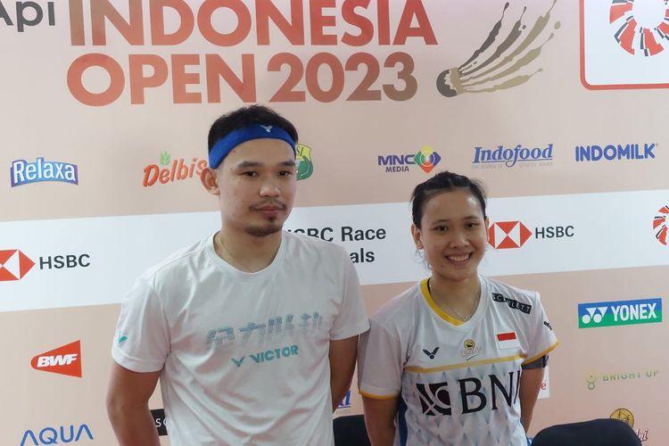 Rinov Rivaldy/Pitha Haningtyas Mentari setelah sesi konferensi pers seusai mengalahkan Tan Kian Meng/Lai Pei Jing (Malaysia) pada babak 16 besar Indonesia Open 2023 di Istora Senayan, Jakarta, Kamis (15/6/2023). 