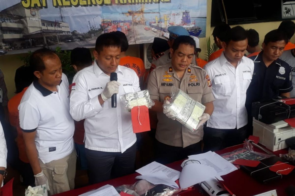 Kasat Reskrim Polres Pelabuhan Tanjung Priok AKP Faruk Rozi memamerkan barang bukti kasus pemalsuan STNK dan BPKB dalam konferensi pers di Mapolres Pelabuhan Tanjung Priok, Kamis (13/9/2018).