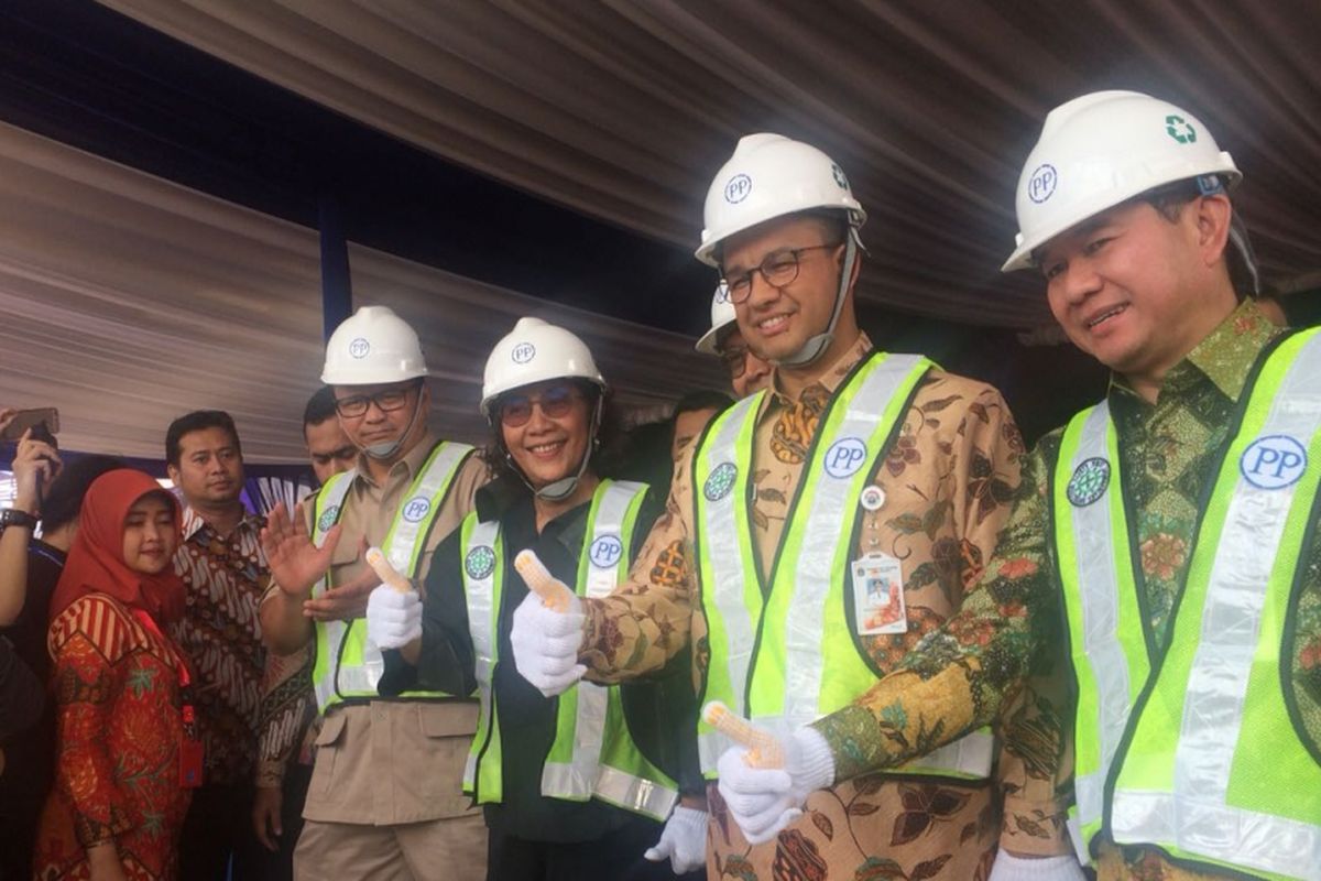 Gubernur DKI Jakarta Anies Baswedan mendampingi Menteri Kelautan dan Perikanan Susi Pudjiastuti meresmikan pembangunan atau groundbreaking pasar ikan modern di Muara Baru, Penjaringan, Jakarta Utara, Kamis (8/2/2018).