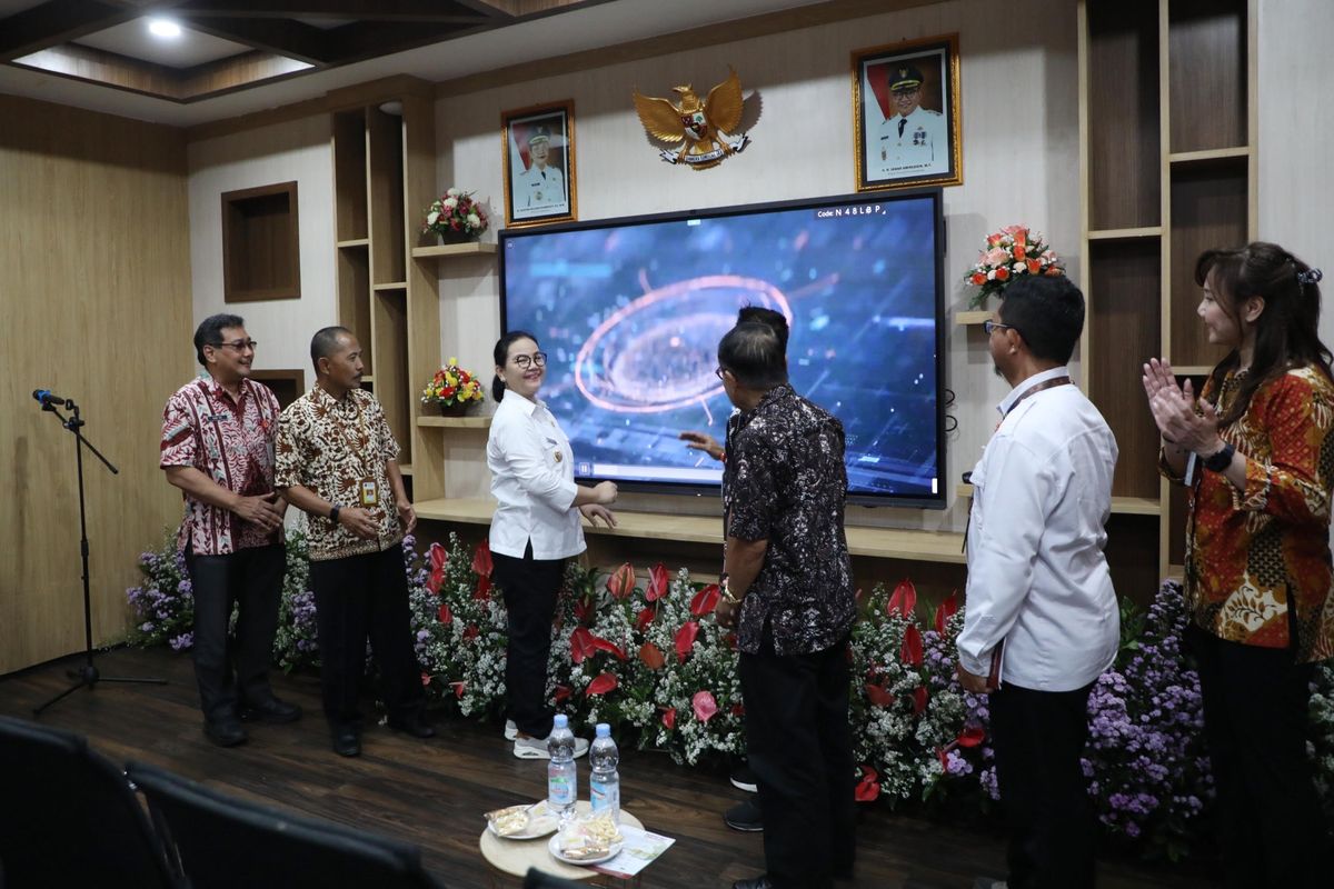 Walkot Semarang Agustina Wilujeng Pramestuti saat meluncurkan program layanan cepat PGB bagi MBR di Kantor Distaru Kota Semarang, Kamis (22/5/2025).