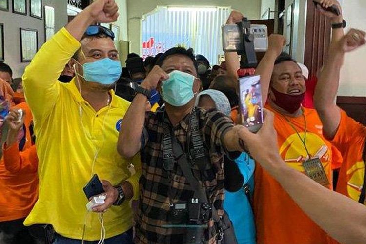 Para nasabah MeMiles yang memadati PN Surabaya mereka bersukacita atas vonis bebas yang diterima Dirut PT Kam and Kam, Kamal Tarachand Mirchandani. 