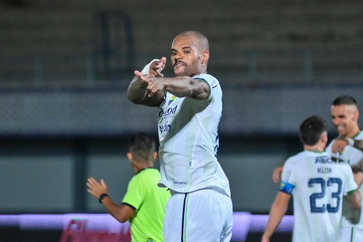 David da Silva saat melakukan selebrasi di pertandingan tandang Persib Bandung di Liga 1 2023-2024. 