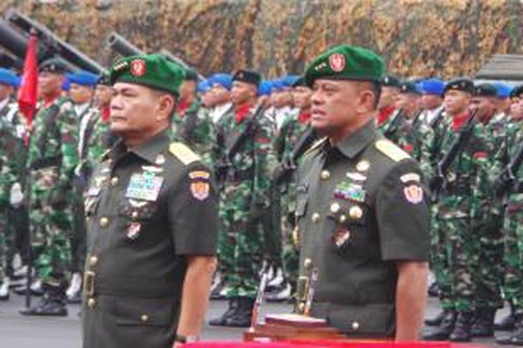 Jenderal Budiman (kiri) dan Letjen Gatot Nurmantyo dalam prosesi serah terima jabatan Kepala Staf TNI Angkatan Darat di Mabes AD, Jumat (25/7/2014).