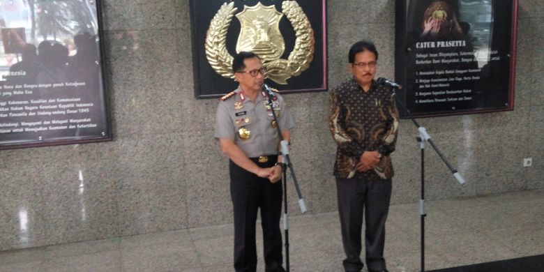 Kepala Kepolisian RI Jenderal Polisi Tito Karnavian bersama Menteri Agraria dan Tata Ruang/Badan Pertanahan Nasional (ATR/BPN) Sofyan Djalil dalam konfrensi pers usai penandatanganan Memorandum of Understanding (MoU) terkait perbaikan pelayanan sertifikasi tanah yang digelar di Mabes Polri, Jakarta Selatan, Jumat (17/3/2017).