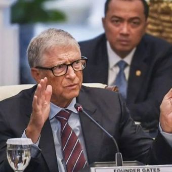 Pendiri Microsoft dan tokoh filantropi dunia Bill Gates berbicara dalam pertemuan dengan para pengusaha di Istana Merdeka, Jakarta, Senin (5/5/2025). ANTARA FOTO/Galih Pradipta/rwa/aa.