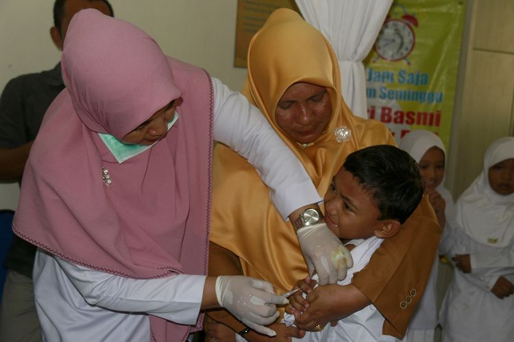 Tiga puluh siswa Madrasah Ibtidaiyah Negeri (MIN) 5 Kota Banda Aceh diimunisasi difteri oleh petugas medis dari Kecamatan Ulee Kareng, Selasa (29/10/2019). Imunisasi virus difteri, campak dan rubela kepada siswa tingkat sekolah dasar ini merupakan program rutin Dinas Kesehatan setiap taun dua kali dilakukan dengan cara turun langsung ke sekolah.  imunisasi diberikan hanya diberikan kepada siswa yang mendapatkan persetujuan dari orang tuanya melalui surat yang diberikan melalui siswa untuk ditanda tangani oleh orang tua siswa masing-masing.Kasus anak pendirita difteri sebelumnya di Kecamatan Ulee Kareng pada Tahun 2018 lalu diketahui terindikasi positif difeteri sebanyak tiga orang anak, namun kondisinya saat ini sudah mendapatkan penangan medis dan sudah normal.