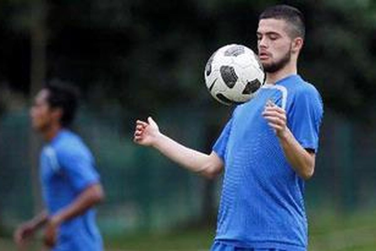 Diego Michelis, defender klub Go Ahead Eagles Belanda, mengikuti latihan Timnas U-23 di Lapangan C, Gelora Bung Karno, Jakarta, Jumat (28/1/2011). Pemain keturunan Indonesia - Belanda ini sekaligus mengikuti seleksi masuk ke skuad Timnas u-23 asuhan pelatih Alfred Riedl.