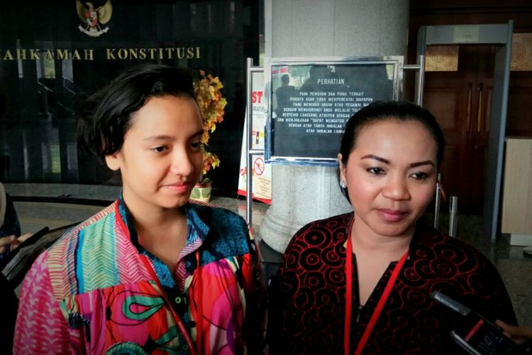 Anggota Pasukan Pengibar Bendera Pusaka (Paskibraka) Nasional 2016, Gloria Natapradja Hamel bersama Ibunya, Ira Hartini Natapradja Hamel usai mengikuti sidang di Mahkamah Konstitusi, Jakarta, Kamis (31/8/2017).