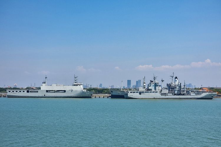 Kapal Perang di Pangkalan TNI AL Surabaya.