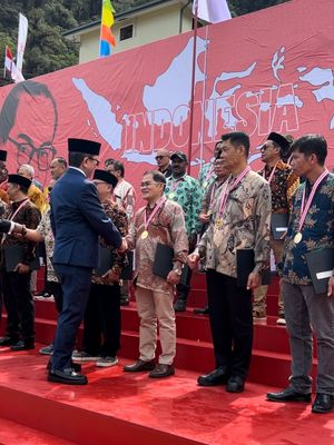 PT Freeport Indonesia (PTFI) memberikan apresiasi kepada  karyawan dengan masa jabatan 25 tahun, 30 tahun, dan 35 tahun setelah upacara pengibaran bendera di Tembagapura, Papua, Sabtu (17/8/2024).