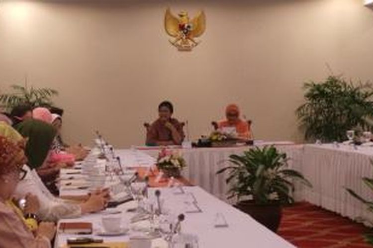 Ibu Negara Iriana menggelar pertemuan dengan istri-istri para menteri Kabinet Kerja, Senin (3/11/2014) di Wisma Negara, Kompleks Istana Kepresidenan Jakarta.