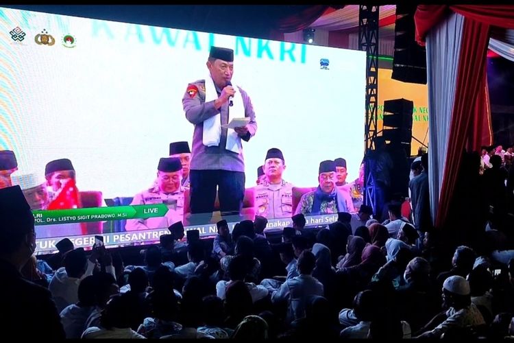 Kapolri Jendral Listyo Sigit Prabowo, memberikan pesan kepada santri agar senantiasa menjaga persatuan dan kesatuan Indonesia serta membantu percepatan vaksinasi Covid-19, dalam rangkaian acara Haul Buntet Pesantren Cirebon Jawa Barat pada Selasa (26/7/2022) malam.