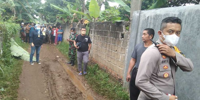 Warga Karadenan, Cibinong, Kabupaten Bogor, Jawa Barat, digegerkan dengan temuan mayat perempuan dibungkus kardus pada Rabu (9/2/2022).