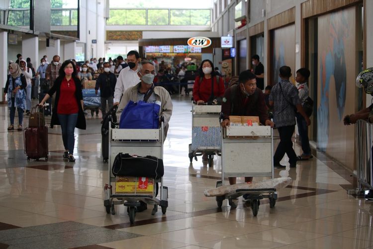 Sejumlah penumpang melakukan perjalanan udara via Bandar Udara Internasional Juanda, Sidoarjo, Jawa Timur.