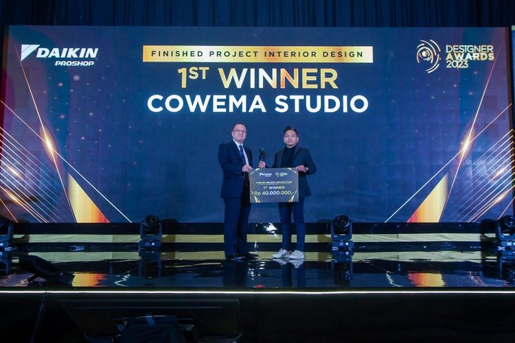 Cowema Studio menjadi pemenang dengan karya Tropical Classic dalam kompetisi tahunan 'DAIKIN Proshop Designer Award 2023' di Hotel Westin, Jakarta, Jumat (24/11/2023). (DOK. Humas DAIKIN)