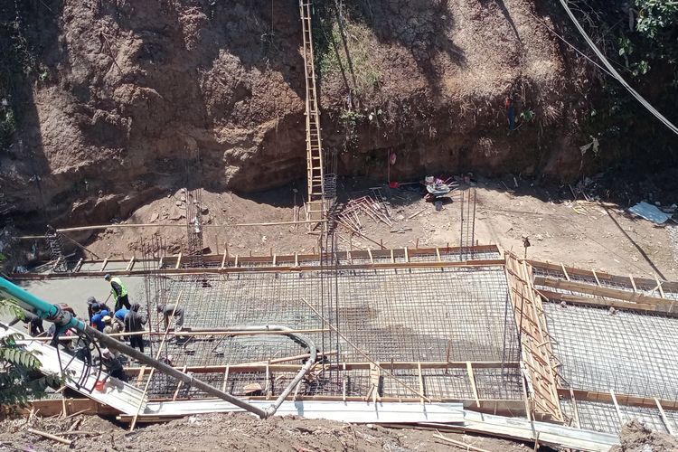 Beberapa pekerja nampak tengah melakukan pengecoran pada dasar sungai untuk memudahkan pembuatan tiang pondasi jembatan, pada Kamis (21/9/2023). 