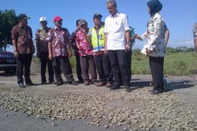 Gubernur Jawa Tengah Ganjar Pranowo meninjau rusa jalan perbatasan Jateng-DIY di Purworejo, Rabu (24/6/2015).