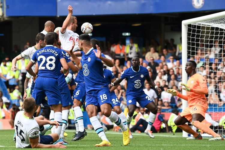 Harry Kane saat mencetak gol dalam pertandingan Chelsea vs Tottenham pada pekan kedua Liga Inggris 2022-2023 di Stadion Stamford Bridge, Minggu (14/8/2022). 