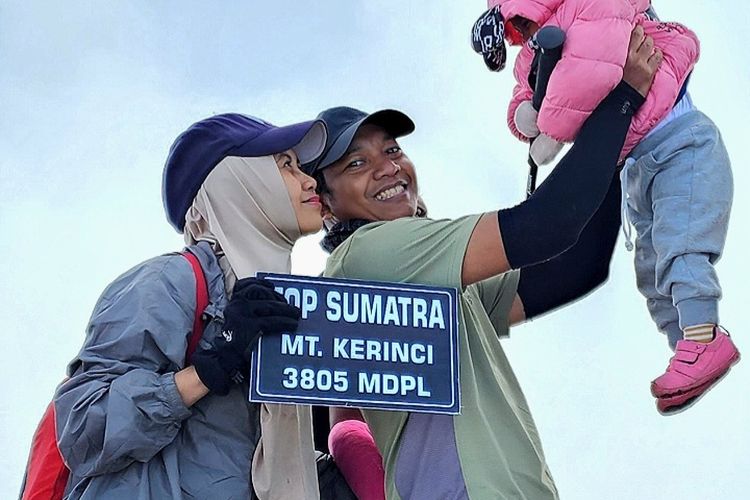 Rudy dan anak balitanya, Baby Anna saat merayakan kemerdekaan RI di atap Sumatera, Gunung Kerinci, Kamis (17/8/2023).