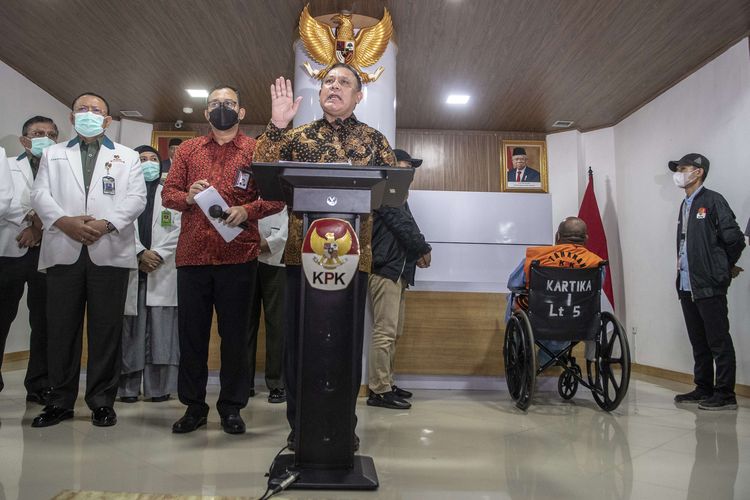 Ketua KPK Firli Bahuri bersama Tim Dokter Paviliun Kartika RSPAD Gatot Subroto memberikan keterangan pers terkait penahanan tersangka kasus dugaan korupsi pembangunan infrastruktur di Provinsi Papua Lukas Enembe (kanan) di Paviliun Kartika RSPAD Gatot Subroto, Jakarta, Rabu (11/1/2023). Gubernur Papua Lukas Enembe menjalani pembantaran usai ditangkap di Distrik Abepura, Kota Jayapura pada Selasa (10/1/2023).