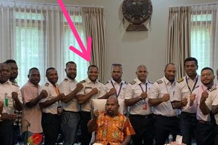 WNI Anton Gobay yang ditangkap Kepolisian Filipina dan sejumlah orang lainnya yang mengenakan seragam pilot sedang berfoto bersama Gubernur Papua Lukas Enembe.