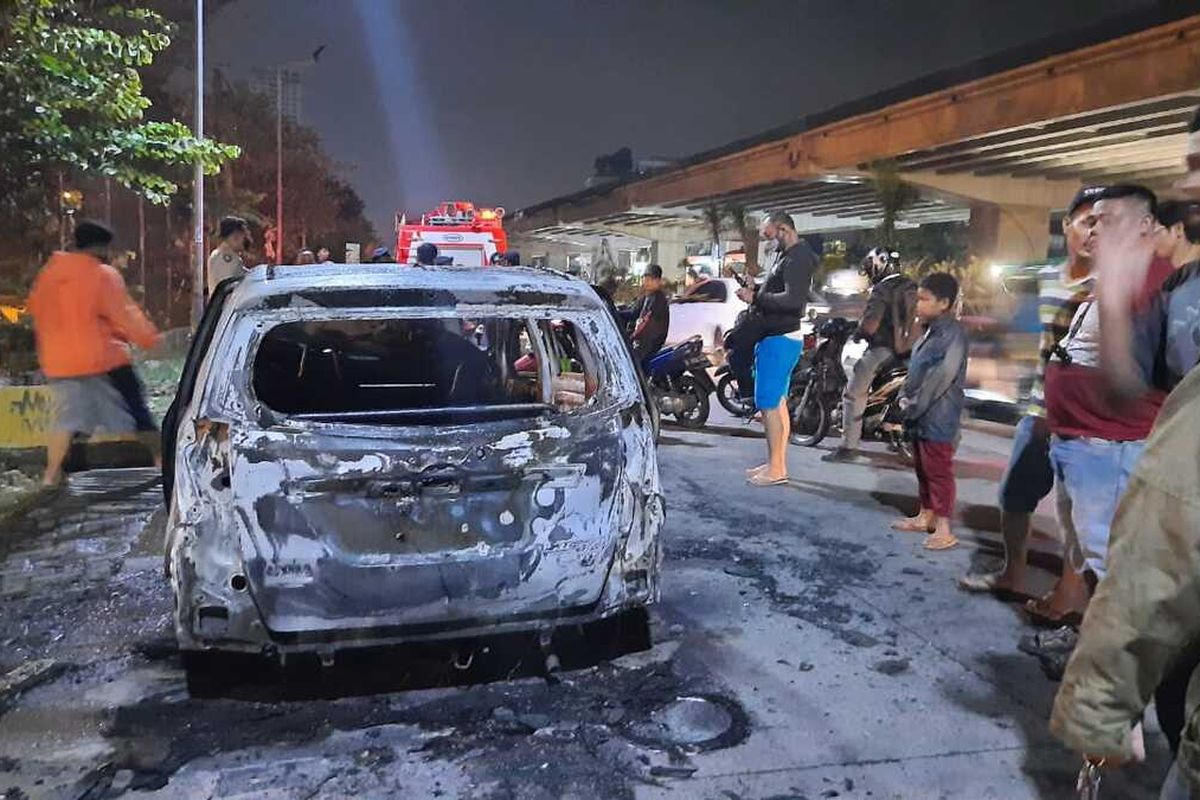 mobil taksi online terbakar di kawasan Bekasi (11/7/2020)