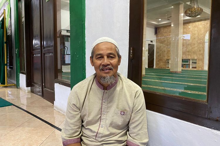 Thohir, marbot Masjid Jami'atul Khair di Perumahan Bojong Gede Asri, Kedung Waringin, Kabupaten Bogor, Senin (18/3/2024).