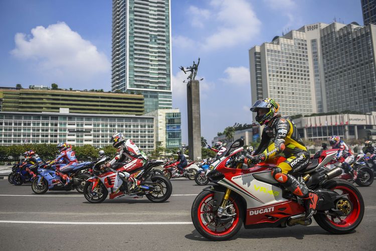 Pebalap MotoGP melakukan parade di kawasan Bundaran HI, Jakarta, Rabu (16/3/2022). Parade tersebut untuk memeriahkan pagelaran MotoGP seri kedua Pertamina Grand Prix of Indonesia di Pertamina Mandalika International Street Circuit pada 18 - 20 Maret 2022.