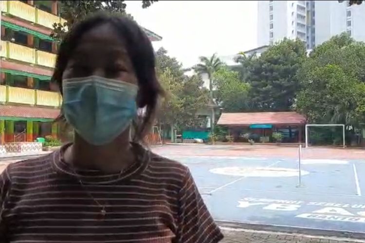 Vina (39), orang tua murid yang anaknya hendak mendaftar PPDB saat ditemui di posko pelayanan PPDB di SMAN 78 Jakarta, Senin (7/6/2021).