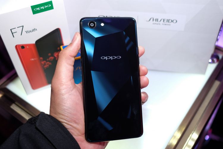 Cover belakang Oppo F7 Youth memiliki desain diamond cut, namun tanpa pemindai sidik jari