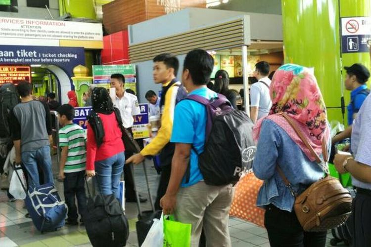 Para penumpang mengantre di pintu masuk selatan Stasiun Gambir, Jakarta Pusat, untuk memeriksakan tiket mereka sebelum keberangkatan menuju kota-kota di Jawa, Sabtu (9/7/2016).