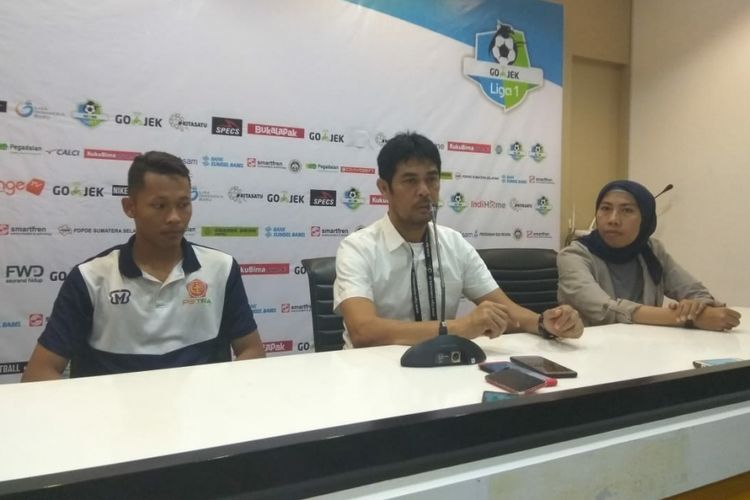 Pelatih PS Tira, Nil Maizar memberikan keterangan usai menghadapi Sriwijaya FC di stadion Glora Jakabaring Palembang, Sumatera Selatan, Jumat (6/7/2018).