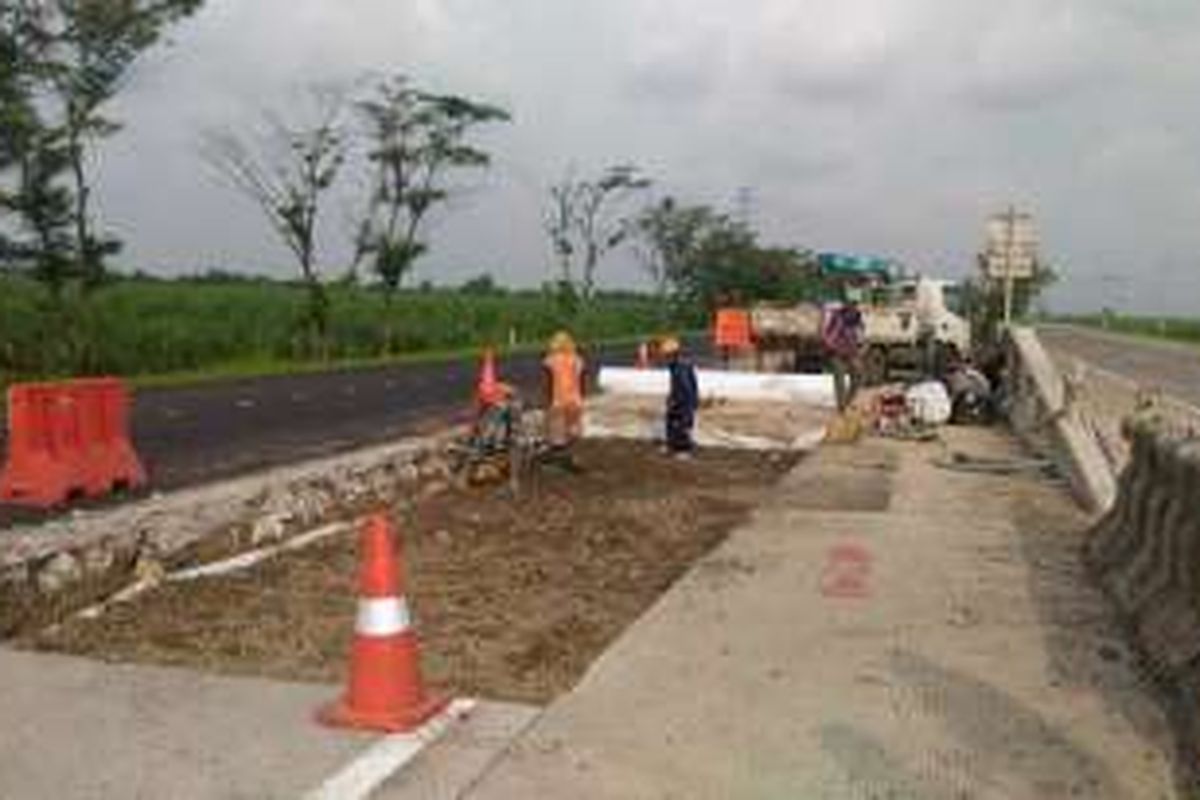 Kegiatan perbaikan Tol Kanci Pejagan Jalur A (Jakarta-Semarang) pada Senin (25/4/2016).