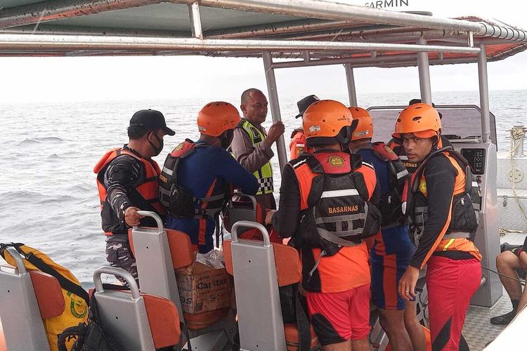 Tim SAR sedang melakukan upaya pencarian boat yang hilang kontak di perairan pulau Banyak, Aceh Singkil. Boat berisikan 4 WNA dan 3 WNI, Senin (14/8/2023).