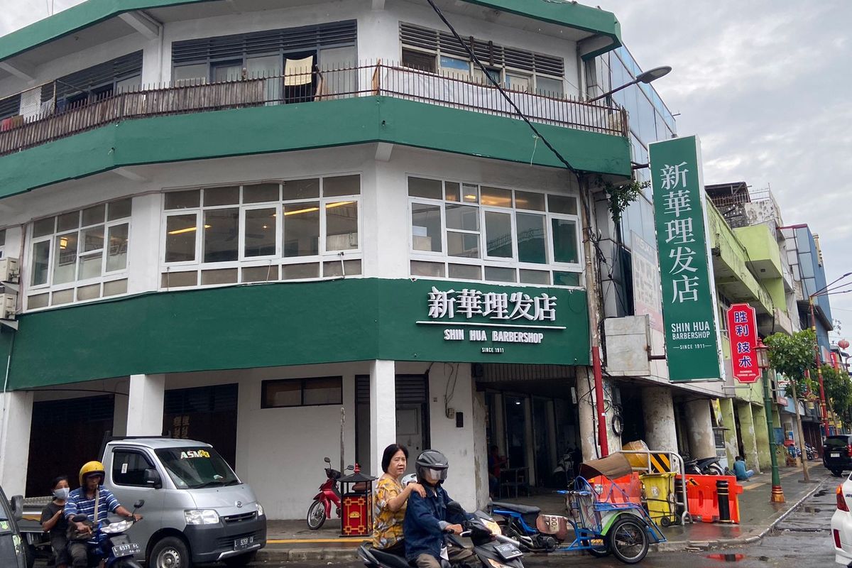 Bagian luar Shin Hua Barbershop yang berada di Jalan Kemban Jepung No. 58, Surabaya.