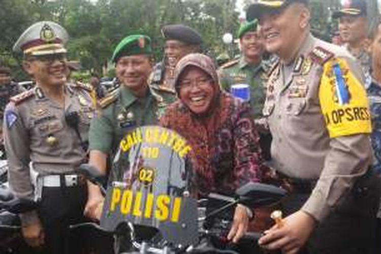 Risma naik motor patroli polisi, Jumat.(23/12/2016).