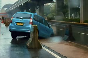 Taksi Nyungsep ke Lubang di Jalan Rasuna Said gara-gara Genangan Air