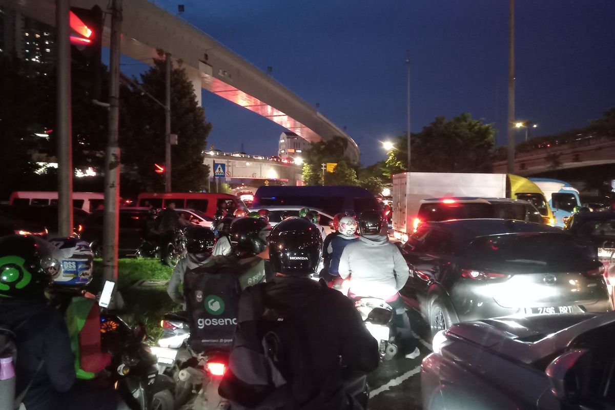 Kemacetan parah terjadi di lampu merah menuju arah Tomang, Jakarta Barat, Rabu (28/2/2024) malam. 
