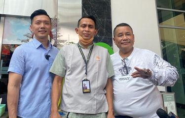 Pengacara kondang Hotman Paris bersama rekannya, Andrew Susanto, dan petugas kebersihan Edi Sonjaya (29), saat ditemui di Sumarecon Mall Kelapa Gading, Jakarta Utara pada Kamis (23/3/2023).