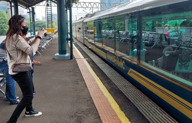 Para penumpang yang melakukan perjalanan mengggunakan Kereta Api (KA) Panoramic, Minggu (8/1/2023).