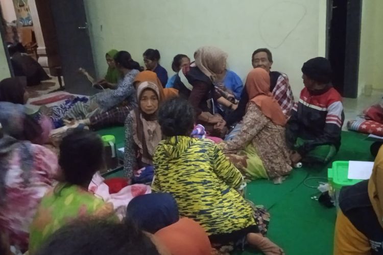 MENGUNGSI-Ratusan warga Dukuh Krajan, Desa Talun, Kecamatan Ngebel, Kabupaten Ponorogo, Jawa Timur dilaporkan mengungsi setelah mendengar suara gemuruh tanah longsor, Minggu (23/10/2022) malam.
